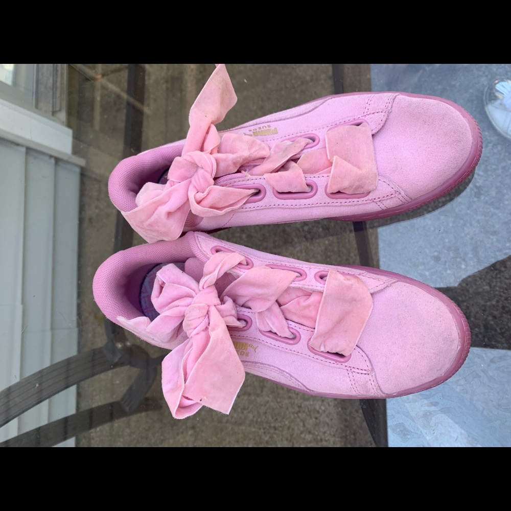 Tennis shoes